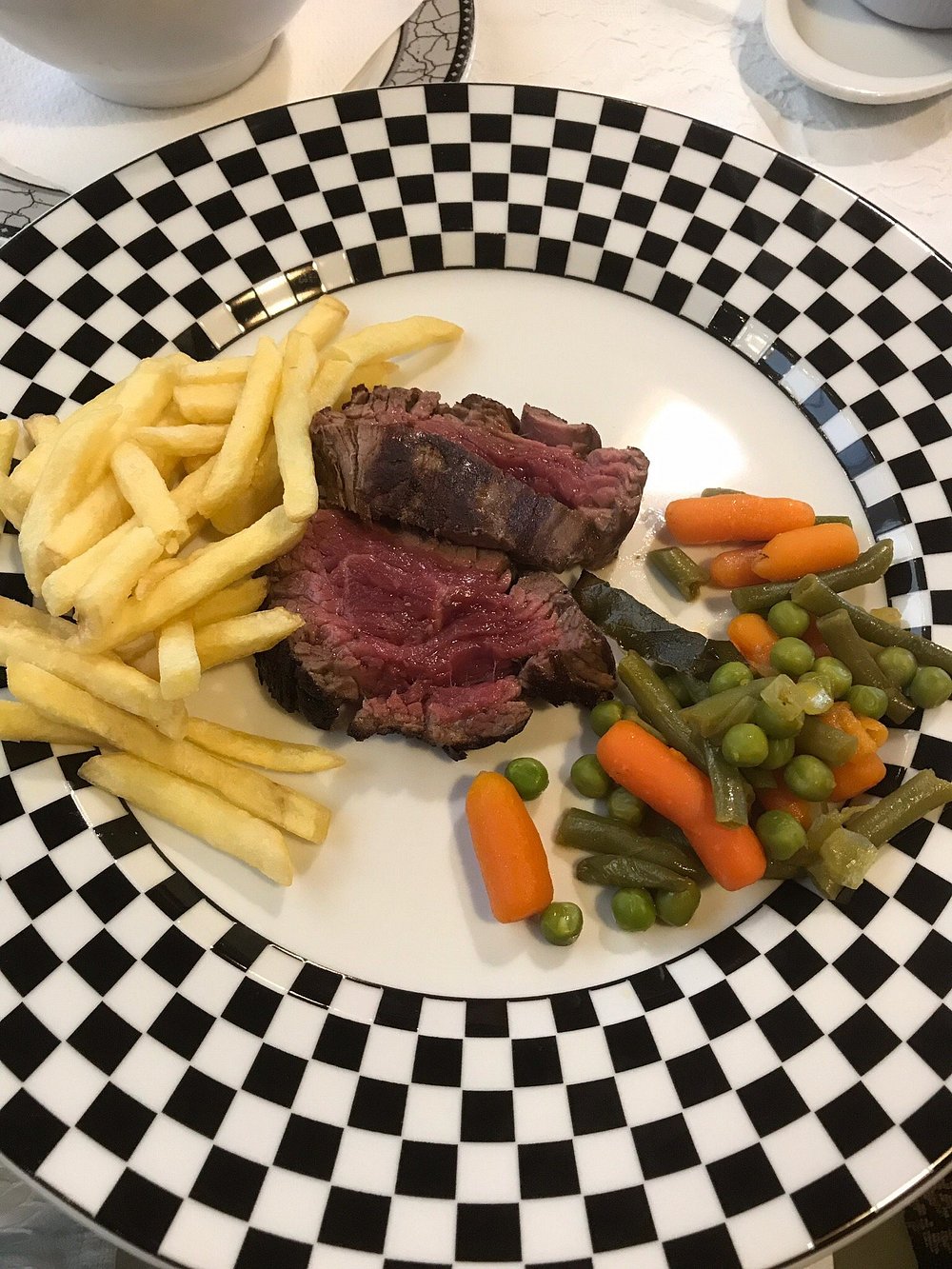 Tisch im Cafe Marlene mit zwei vollen Sektgläsern und Bierdeckeln auf den steht, Cafe Marlene, Jeden Sonntag ab 11:00 h Frühschoppen, dazu 2 volle Bierkrüge abgebildet.