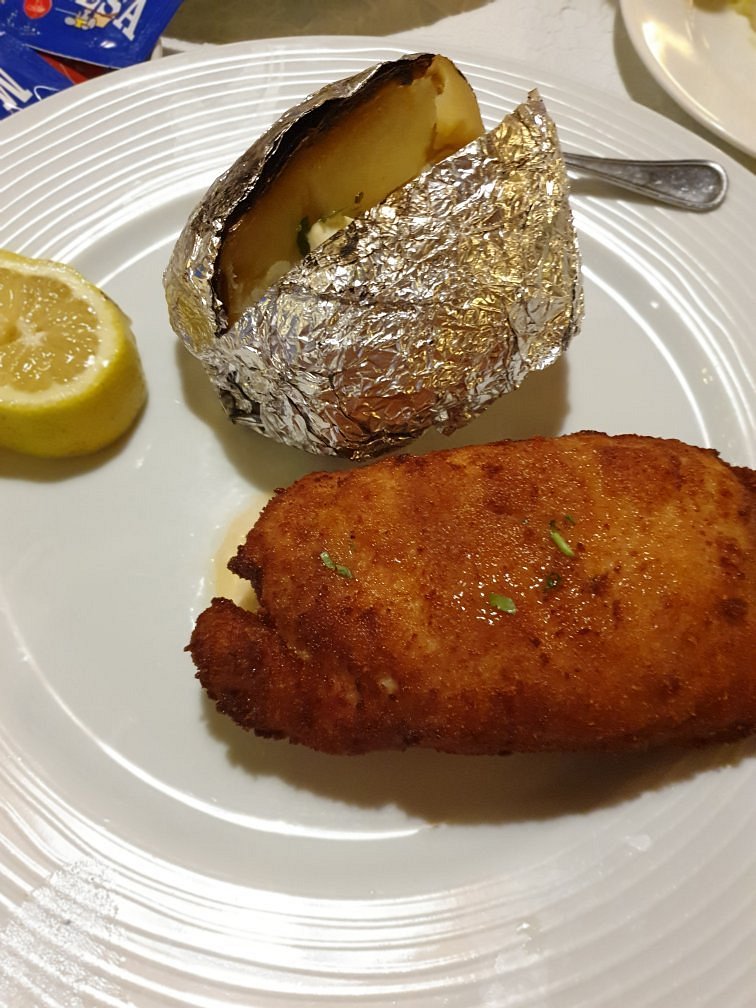 Tisch im Cafe Marlene mit zwei vollen Sektgläsern und Bierdeckeln auf den steht, Cafe Marlene, Jeden Sonntag ab 11:00 h Frühschoppen, dazu 2 volle Bierkrüge abgebildet.