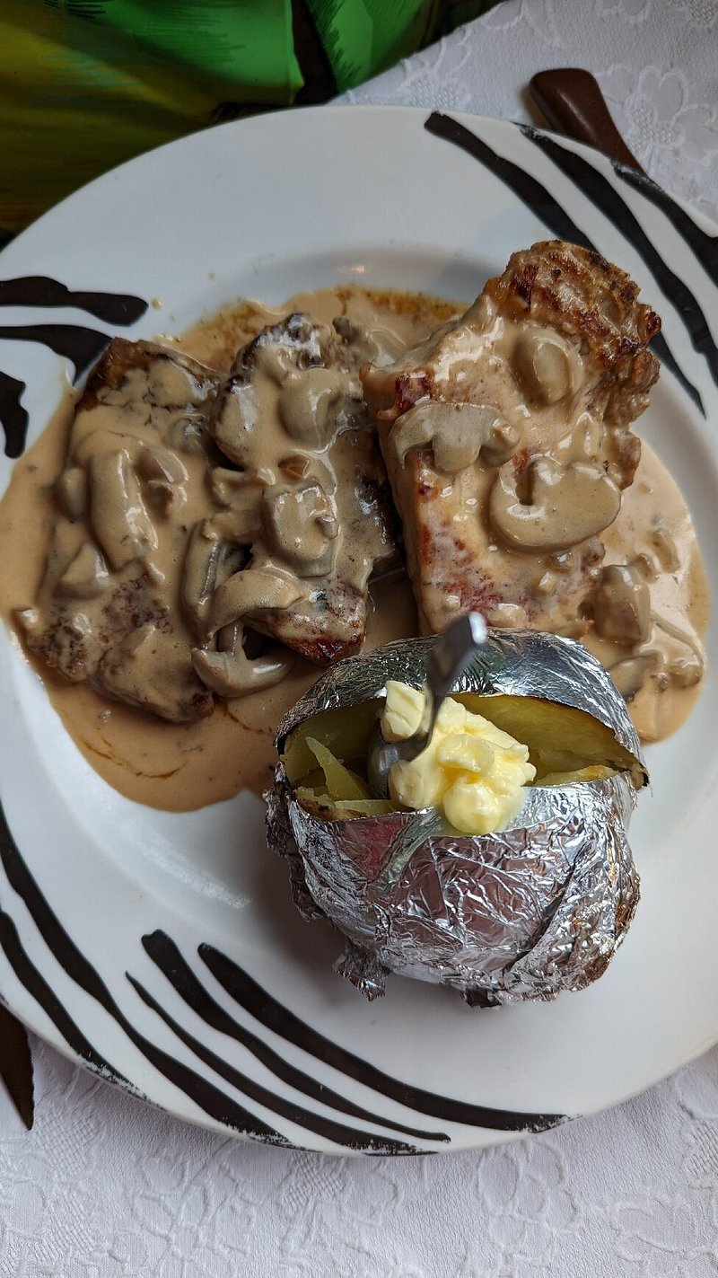 Tisch im Cafe Marlene mit zwei vollen Sektgläsern und Bierdeckeln auf den steht, Cafe Marlene, Jeden Sonntag ab 11:00 h Frühschoppen, dazu 2 volle Bierkrüge abgebildet.