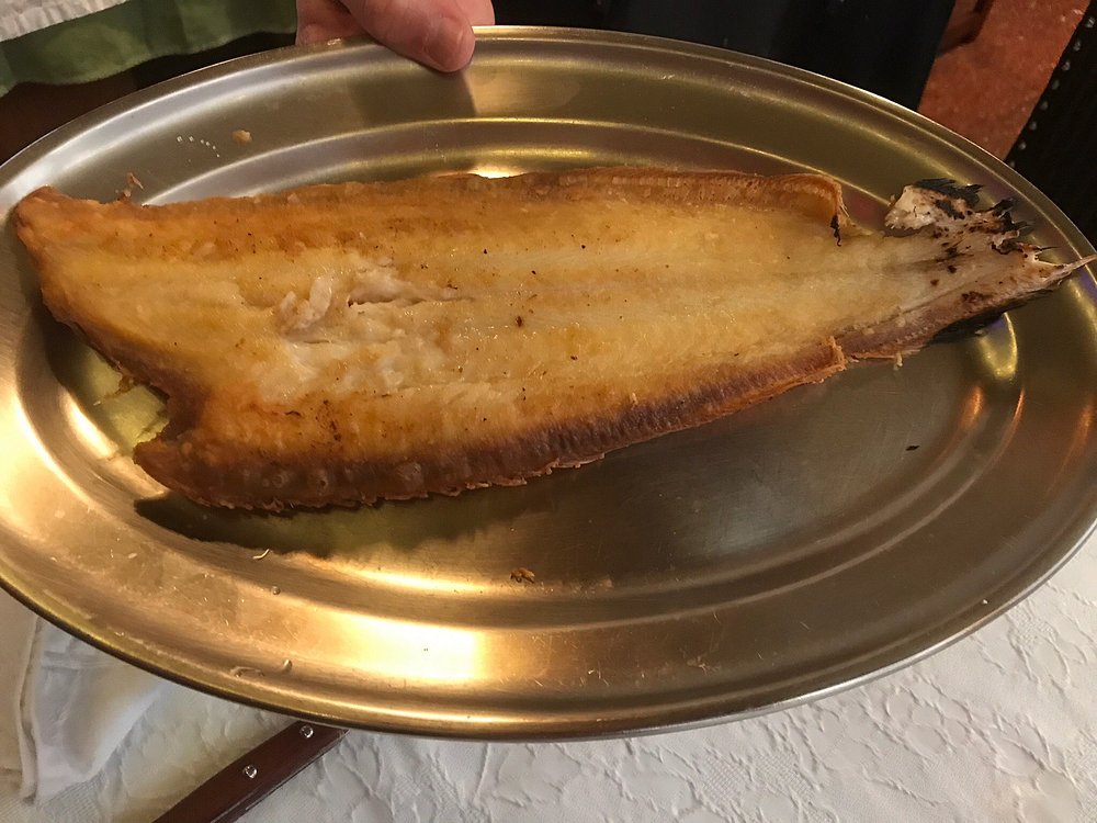 Tisch im Cafe Marlene mit zwei vollen Sektgläsern und Bierdeckeln auf den steht, Cafe Marlene, Jeden Sonntag ab 11:00 h Frühschoppen, dazu 2 volle Bierkrüge abgebildet.