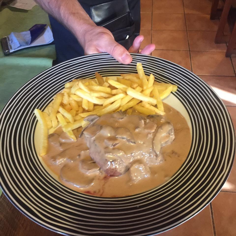 Tisch im Cafe Marlene mit zwei vollen Sektgläsern und Bierdeckeln auf den steht, Cafe Marlene, Jeden Sonntag ab 11:00 h Frühschoppen, dazu 2 volle Bierkrüge abgebildet.