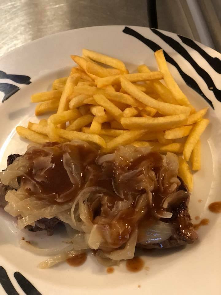 Tisch im Cafe Marlene mit zwei vollen Sektgläsern und Bierdeckeln auf den steht, Cafe Marlene, Jeden Sonntag ab 11:00 h Frühschoppen, dazu 2 volle Bierkrüge abgebildet.