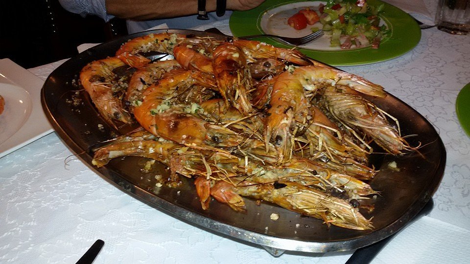 Tisch im Cafe Marlene mit zwei vollen Sektgläsern und Bierdeckeln auf den steht, Cafe Marlene, Jeden Sonntag ab 11:00 h Frühschoppen, dazu 2 volle Bierkrüge abgebildet.