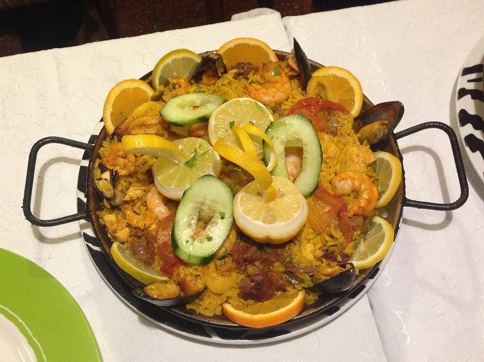 Tisch im Cafe Marlene mit zwei vollen Sektgläsern und Bierdeckeln auf den steht, Cafe Marlene, Jeden Sonntag ab 11:00 h Frühschoppen, dazu 2 volle Bierkrüge abgebildet.